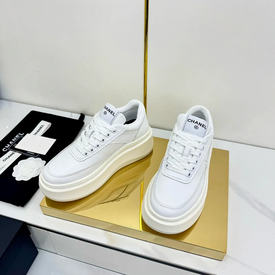 👟👟Ex-factory price 600👟👟 Upgraded version, upgraded version, upgraded version! No rebuttal accepted! ! ! ! Chanel Chanel panda shoes! 2025 counter's top casual sports shoes. This classic design; the upper is electro-embroidered with a variety of techniques; the outsole is fashionable and sporty; the unusual inclusion of a variety of color matching elements... The diversified mix and match is very good-looking and versatile, and can be used for leisure, fashion, sports, and outdoor... ꫛꫀꪝ Go➫ Materials: ❶Upper made of: original imported first-layer silk cowhide + original waterproof cloth + original first-layer cowhide ❷Inner lining: Original Yangli+Net ❸Outsole based on: Original TPU combination outsole Counter boutique packaging complete set for women 35–41 👉 👉 👉 👉 👉